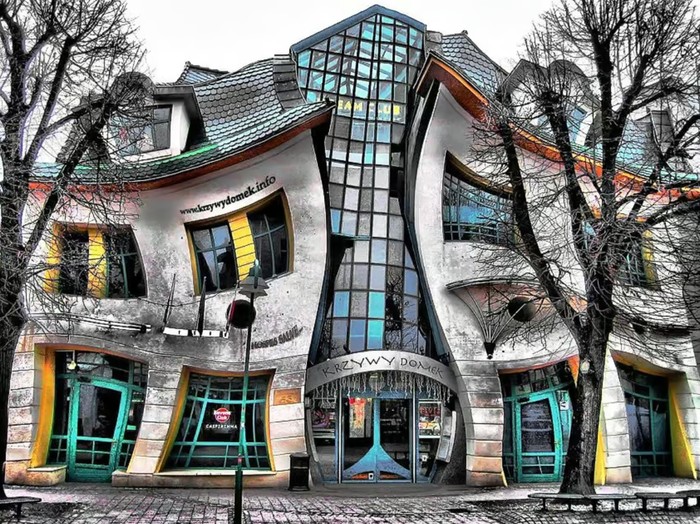 Rumah Bengkok Ini Jago Nipu Mata, Bentuknya Seperti Meleleh