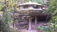 Rumah Jamur ini rampung pada tahun 1972 di Perinton, New York, Amerika Serikat. Awalnya James H. Johnson membangun rumah ini tanpa niatan menggunakan bentuk jamur. Setiap jamur mempunyai fungsinya tersendiri seperti dapur, ruang makan, kamar tidur, dan ruang keluarga Foto: Daniel Penfield
