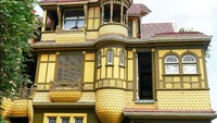 The Winchester House di San Jose, Kalifornia, Amerika Serikat dibangun oleh Sarah Winchester pada tahun 1881 sepeninggal sang suami. Ia sering mengekspansi bangunan rumah tanpa arsitek hingga memiliki bentuk unik dan layout bak labirin. Foto: Sgerbic