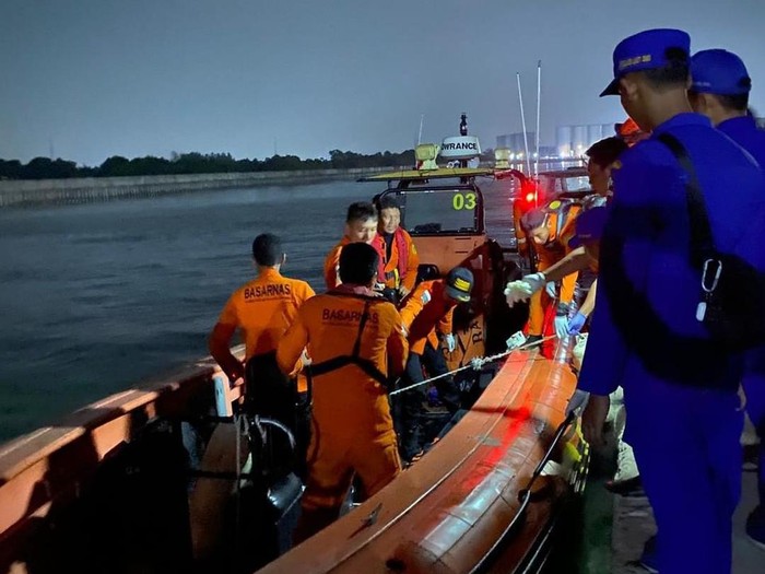 Tiga ABK tewas di bawah dek kapal yang sedang lego jangkar di perairan Marunda, Jakut. Korban awalnya hendak saling menolong saat salah satunya korban pingsan. (dok Basarnas Jakarta)