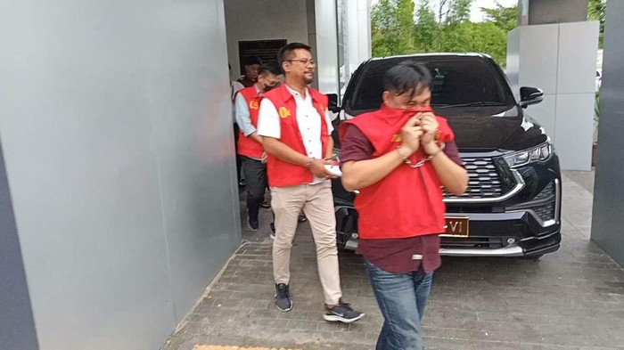 Tiga tersangka dugaan korupsi dalam pemenuhan kewajiban perpajakan beberapa perusahaan tahun 2019-2021 ditahan di Rutan Pakjo Palembang.