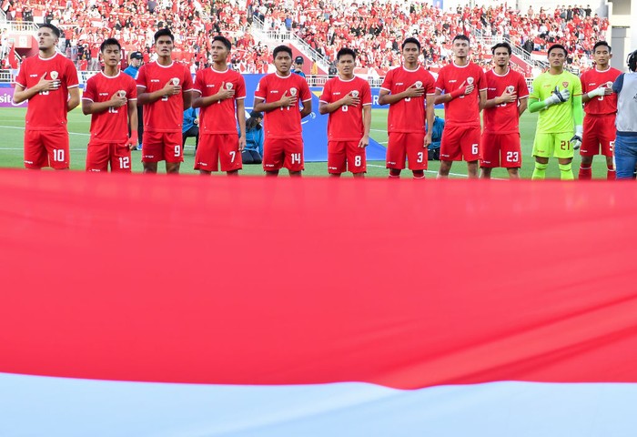 Players from  Indonesia are lining up prior to the start of the AFC U23 Asian Cup Qatar 2024 Semi Final match between Indonesia and Uzbekistan at Abdullah Bin Khalifa Stadium in Doha, Qatar, on April 29, 2024. 



 (Photo by Noushad Thekkayil/NurPhoto via Getty Images)