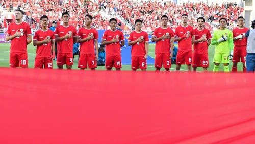 Players from  Indonesia are lining up prior to the start of the AFC U23 Asian Cup Qatar 2024 Semi Final match between Indonesia and Uzbekistan at Abdullah Bin Khalifa Stadium in Doha, Qatar, on April 29, 2024. 



 (Photo by Noushad Thekkayil/NurPhoto via Getty Images)