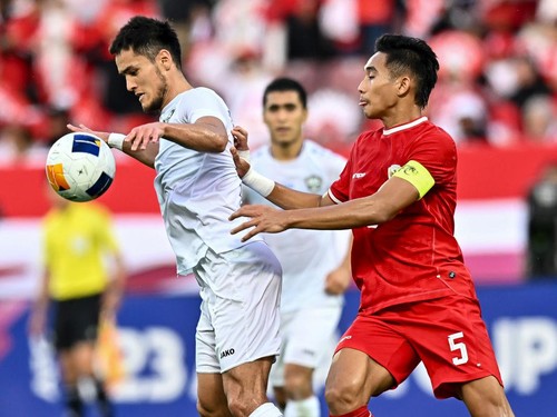 Ulugbek Khoshimov (L) of Uzbekistan   is battling for the ball with Ricky Ridho Ramadan of Indonesia during the AFC U23 Asian Cup Qatar 2024 Semi Final match between Indonesia and Uzbekistan at Abdullah Bin Khalifa Stadium in Doha, Qatar, on April 29, 2024. 



 (Photo by Noushad Thekkayil/NurPhoto via Getty Images)