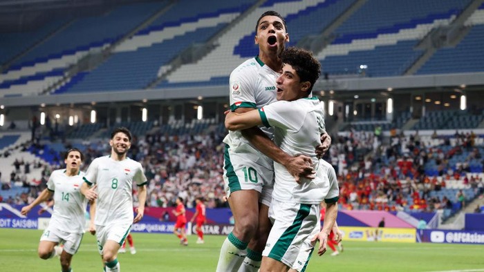AL WAKRAH, QATAR - APRIL 26: Ali Jasim Elaibi #7 of Iraq celebrates his goal with teammates during the AFC U23 Asian Cup Quarter Final match between Iraq and Vietnam at Al Janoub Stadium on April 26, 2024 in Al Wakrah, Qatar.  (Photo by Zhizhao Wu/Getty Images)