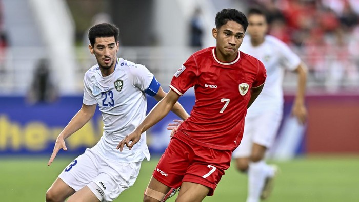 Abdurauf Buriev (L) of Uzbekistan is battling for the ball with Marcelino Ferdinan of Indonesia during the AFC U23 Asian Cup Qatar 2024 Semi Final match between Indonesia and Uzbekistan at Abdullah Bin Khalifa Stadium in Doha, Qatar, on April 29, 2024. 



 (Photo by Noushad Thekkayil/NurPhoto via Getty Images)