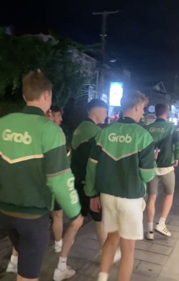 Tren Bule Pakai Jaket Ojol di Bali