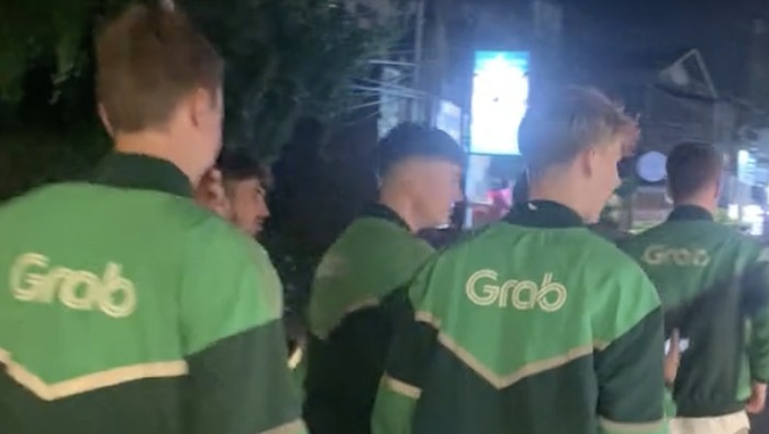 Tren Bule Pakai Jaket Ojol di Bali