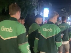 Viral Tren Bule Pakai Jaket Ojol di Bali, Dipakai Buat Jalan Hingga Clubbing