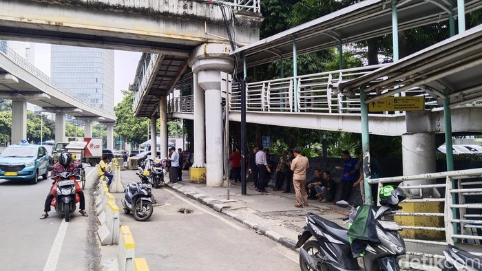 Trotoar di sepanjang Jalan HR Rasuna Said arah barat akan ditata ulang oleh Bina Marga DKI. Warga berharap trotoar yang lebar membuat nyaman pejalan kaki. (Ammar R/detikcom)