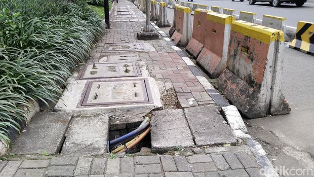 Trotoar di sepanjang Jalan HR Rasuna Said arah barat akan ditata ulang oleh Bina Marga DKI. Warga berharap trotoar yang lebar membuat nyaman pejalan kaki. (Ammar R/detikcom)