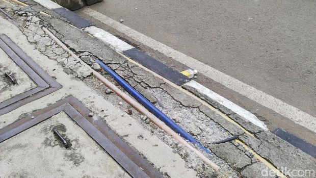 Trotoar di sepanjang Jalan HR Rasuna Said arah barat akan ditata ulang oleh Bina Marga DKI. Warga berharap trotoar yang lebar membuat nyaman pejalan kaki. (Ammar R/detikcom)