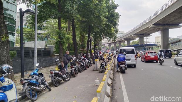 Trotoar di sepanjang Jalan HR Rasuna Said arah barat akan ditata ulang oleh Bina Marga DKI. Warga berharap trotoar yang lebar membuat nyaman pejalan kaki. (Ammar R/detikcom)