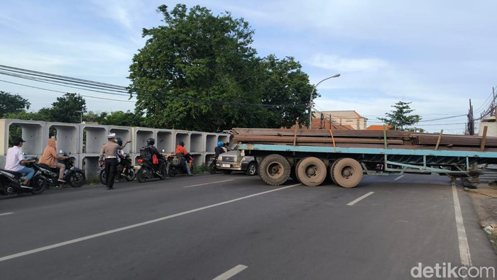 Truk trailer melintang di tengah jalan Menganti Gresik