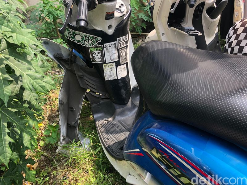 Tujuh motor yang ditabrak mobil ngebut di Pramuka, Jakpus, alami kerusakan cukup parah. Motor-motor korban sempat dititipkan tak jauh dari lokasi kecelakaan. (Rifka A/detikcom)