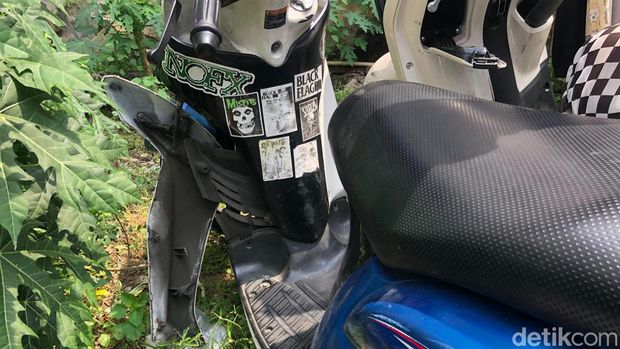 Tujuh motor yang ditabrak mobil ngebut di Pramuka, Jakpus, alami kerusakan cukup parah. Motor-motor korban sempat dititipkan tak jauh dari lokasi kecelakaan. (Rifka A/detikcom)