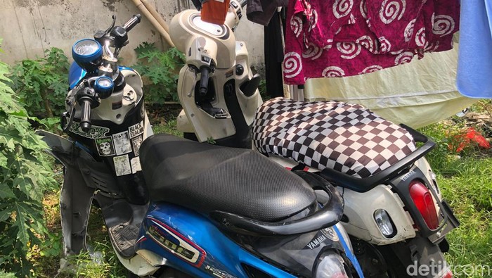 Tujuh motor yang ditabrak mobil ngebut di Pramuka, Jakpus, alami kerusakan cukup parah. Motor-motor korban sempat dititipkan tak jauh dari lokasi kecelakaan. (Rifka A/detikcom)