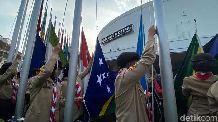 Upacara Penurunan 109 Bendera Peserta Konferensi Asia Afrika di Kota Bandung, Selasa (30/4/2024.