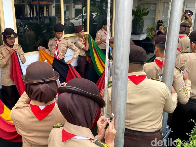 Upacara Penurunan 109 Bendera Peserta Konferensi Asia Afrika
