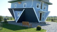 Rumah terbalik ini berdiri sejak tahun 2008 di Trassenheide, Germany oleh arsitek asal Polandia Klaudiusz Golos dan Sebastian Mikiciuk. Mereka membangun rumah ini untuk proyek pameran The World Upside Down. Semua komponen rumah terbalik kecuali anak tangganya. Foto: Backkratze