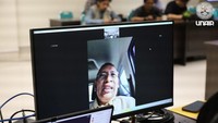 Rektor Unair Mohammad Nasih meminta peserta UTBK 2024 di Unair untuk tidak berlaku curang, menerapkan prinsip jujur dan berintegritas.“Jangan sampai ada peserta yang curang dan kemudian merampas hak mereka yang pintar. Menjaga agar proses UTBK tetap kredibel dan fair, itu selalu menjadi concern kami di Unair,” kata Nasih via Zoom dalam konferensi pers UTBK 2024 di Unair, dikutip dari laman resmi kampus, Selasa (30/4/2024). Foto: Dok Unair