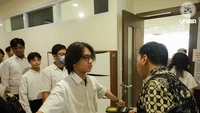 Peserta UTBK 2024 di Unair diperiksa dengan metal detector sebelum masuk ruang ujian. Foto: Dok Unair