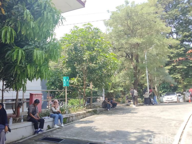 Potret UTBK 2024 di UNS dari Ruang Transit hingga Masuk Ruang Ujian