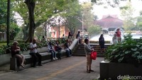 Berdasarkan peninjauan detikEdu, semua peserta UTBK yang melaksanakan ujian di Fakultas Ekonomi dan Bisnis (FEB) UI datang tepat waktu. Sejumlah orang tua peserta menunggu di taman lokasi ujian. Foto: Cicin Yulianti/detikEdu