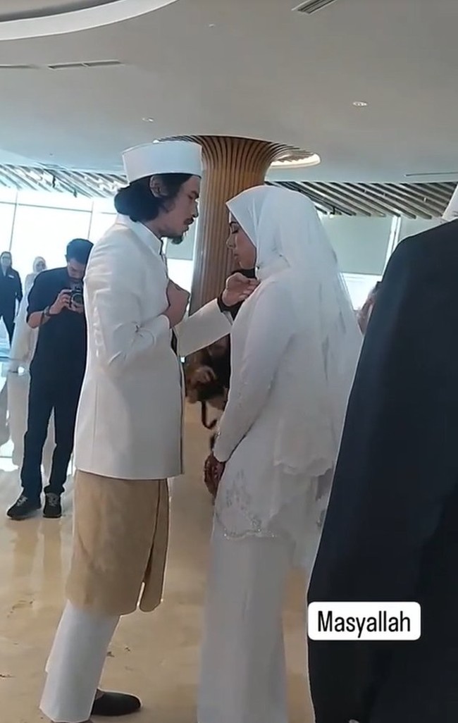 Dalam unnggahan yang beredar terlihat Virzha dan sang istri kompak mengenakan pakaian pengantin Melayu. Virzha tampil mengenakan setelan dilengkapi dengan kopiah. Sementara Sausan mengenakan baju kurung dilengkapi dengan hijab dan veil panjang. Foto: TikTok/@mrsfunny