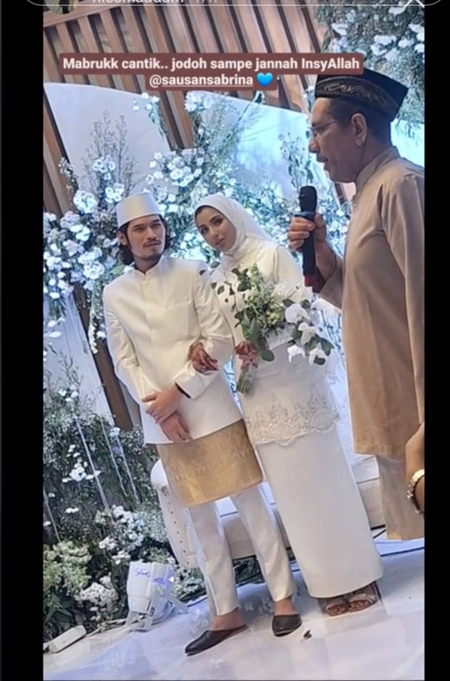 Sosok wanita yang menjadi istrii Virzha pun berhasil mencuri atensi. Rupanya wanita tersebut bernama Sausan Sabrina. Berparas cantik, Sausan diketahui memilikii darah keturunan Arab. Foto: TikTok/@mrsfunny