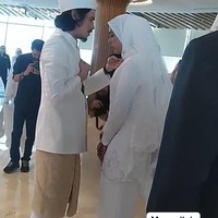 Dalam unnggahan yang beredar terlihat Virzha dan sang istri kompak mengenakan pakaian pengantin Melayu. Virzha tampil mengenakan setelan dilengkapi dengan kopiah. Sementara Sausan mengenakan baju kurung dilengkapi dengan hijab dan veil panjang. Foto: TikTok/@mrsfunny