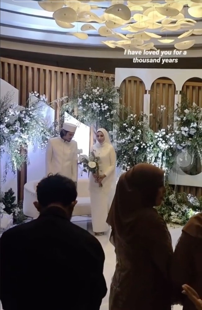 Acara pernikahan Virzha dan Sausan diketahui digelar di salah satu hotel di Surabaya, Jawa Timur. Pernikahan tersebut juga dihadiri oleh para anggota Dewa 19, seperti Ahmad Dhani dan Marcello Tahitoe. Foto: TikTok/@mrsfunny