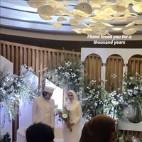 Acara pernikahan Virzha dan Sausan diketahui digelar di salah satu hotel di Surabaya, Jawa Timur. Pernikahan tersebut juga dihadiri oleh para anggota Dewa 19, seperti Ahmad Dhani dan Marcello Tahitoe. Foto: TikTok/@mrsfunny