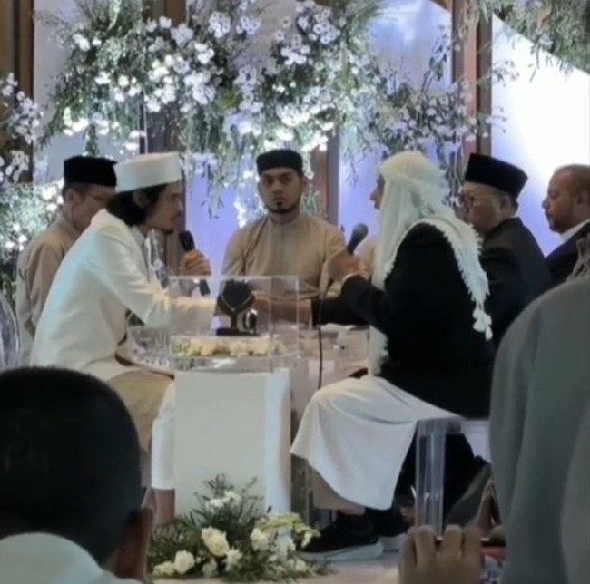 Di pernikahannya tersebut Virzha juga diketahui mengucap ijab kabul dengan bahasa Arab. Video dirinya saat mengucap ijab kabul pun ramai tersebar di internet. Foto: TikTok/@mrsfunny