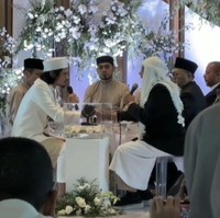 Di pernikahannya tersebut Virzha juga diketahui mengucap ijab kabul dengan bahasa Arab. Video dirinya saat mengucap ijab kabul pun ramai tersebar di internet. Foto: TikTok/@mrsfunny