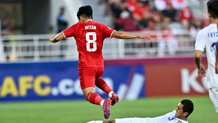 Zafarmurod Abdirakhmatov (bottom) of Uzbekistan   is battling for the ball with Witan Sulaeman of Indonesiaduring the AFC U23 Asian Cup Qatar 2024 Semi Final match between Indonesia and Uzbekistan at Abdullah Bin Khalifa Stadium in Doha, Qatar, on April 29, 2024. 



 (Photo by Noushad Thekkayil/NurPhoto via Getty Images)