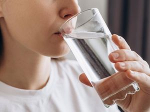 Air Putih Dingin Vs Air Putih Suhu Ruang, Lebih Sehat Mana?