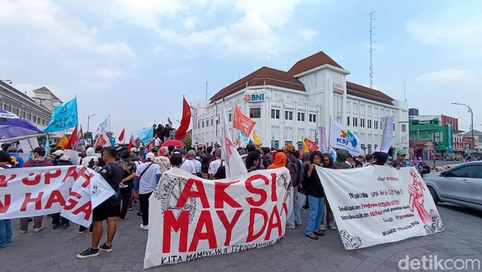 Massa aksi buruh di Jogja menggelar unjuk rasa May Day di kawasan Titik Nol Kilometer Jogja, Rabu (1/5/2024).