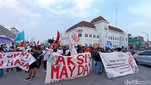 Aksi Massa Saat Demo Hari Buruh di Jogja dalam Bingkai Kamera