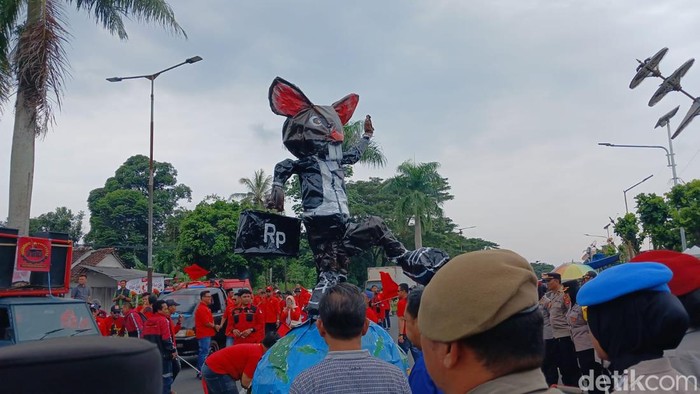 Aksi buruh di depan kantor Balekota Tasikmalaya.