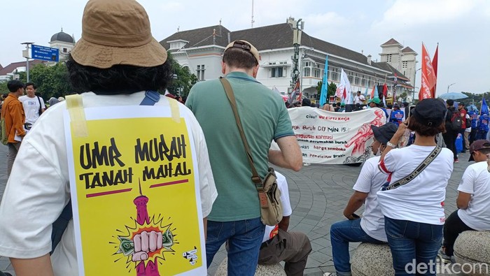 Massa aksi buruh di Jogja menggelar unjuk rasa May Day di kawasan Titik Nol Kilometer Jogja, Rabu (1/5/2024).