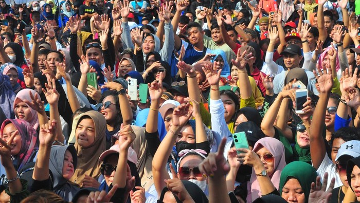 Sejumlah buruh mengikuti aksi damai memperingati Hari Buruh Internasional di Alun-alun Simpang Tujuh, Kudus, Jawa Tengah, Rabu (1/5/2024). Aksi damai dengan kegiatan jalan sehat hingga hiburan musik yang diikuti 5.000 buruh tersebut mengangkat tema Merajut Kebersamaan, Menjaga Kondusivitas dan Meningkatkan Produktivitas. ANTARA FOTO/Yusuf Nugroho/rwa.