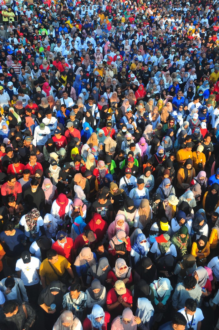 Aksi damai memperingati Hari Buruh di Kudus Sejumlah buruh mengikuti aksi damai memperingati Hari Buruh Internasional di Alun-alun Simpang Tujuh, Kudus, Jawa Tengah, Rabu (1/5/2024). Aksi damai dengan kegiatan jalan sehat hingga hiburan musik yang diikuti 5.000 buruh tersebut mengangkat tema Merajut Kebersamaan, Menjaga Kondusivitas dan Meningkatkan Produktivitas. ANTARA FOTO/Yusuf Nugroho/rwa.
