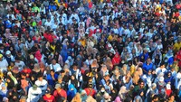 Aksi yang diikuti 5.000 buruh tersebut mengangkat tema Merajut Kebersamaan, Menjaga Kondusivitas dan Meningkatkan Produktivitas.