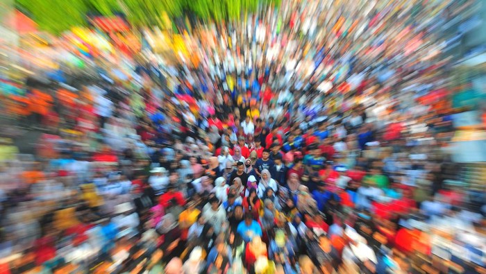 Sejumlah buruh mengikuti aksi damai memperingati Hari Buruh Internasional di Alun-alun Simpang Tujuh, Kudus, Jawa Tengah, Rabu (1/5/2024). Aksi damai dengan kegiatan jalan sehat hingga hiburan musik yang diikuti 5.000 buruh tersebut mengangkat tema Merajut Kebersamaan, Menjaga Kondusivitas dan Meningkatkan Produktivitas. ANTARA FOTO/Yusuf Nugroho/rwa.