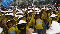 Sejumlah peserta tampak memakai caping.