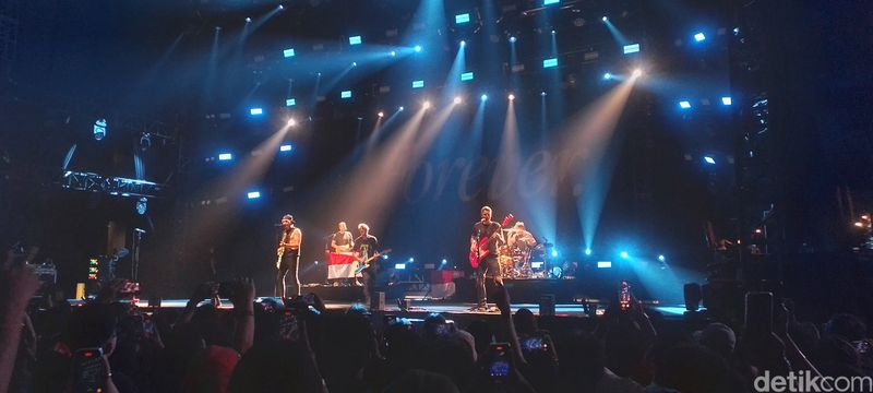 Konser All Time Low digelar di Tennis Indoor Senayan, Jakarta, pada Selasa (30/4/2024).