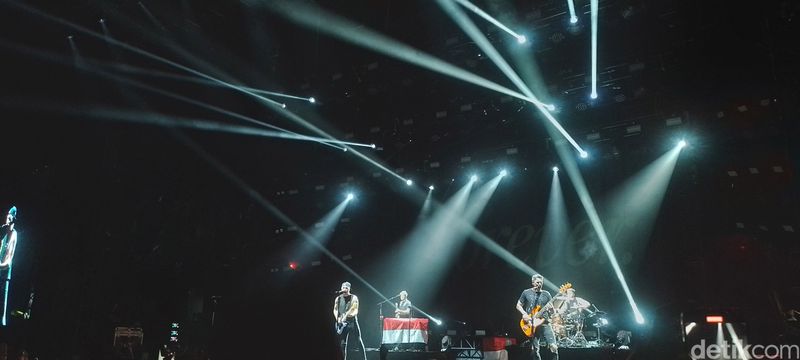 Konser All Time Low digelar di Tennis Indoor Senayan, Jakarta, pada Selasa (30/4/2024).
