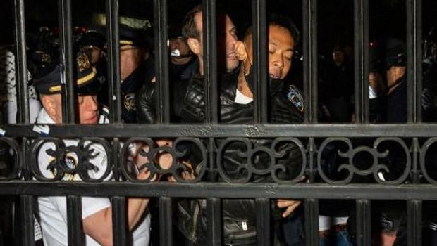 NEW YORK, NEW YORK - APRIL 30: Members of the NYPD arrest protesters outside the gates of Columbia University while clearing the pro-Palestinian protest encampment and Hamilton Hall where demonstrators barricaded themselves inside on April 30, 2024 in New York City. Police arrested nearly 100 people as they cleared the university of demonstrators who were issued a notice to disband their encampment after negotiations failed to come to a resolution. University President Minouche Shafik has requested the NYPD maintain a presence on campus through at least May 17.   Alex Kent/Getty Images/AFP (Photo by Alex Kent / GETTY IMAGES NORTH AMERICA / Getty Images via AFP)