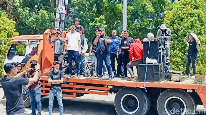 Asosiasi Kontraktor Bone (AKB) demo mendesak Pemkab Bone membayar utang.